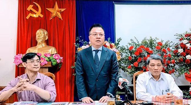 Товарищ Ле Куок Минь выступает на встрече.