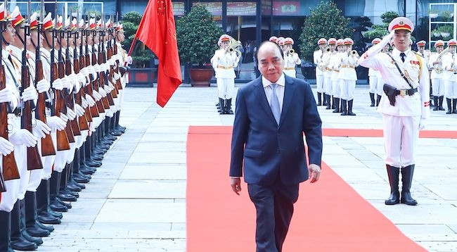 Президент Нгуен Суан Фук обходит строй почетного караула. Фото: vpctn.gov.vn