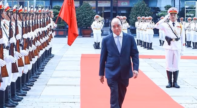 Президент Нгуен Суан Фук обходит строй почетного караула. Фото: vpctn.gov.vn