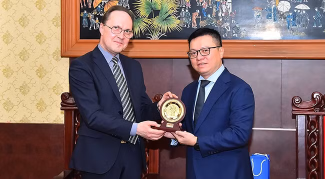 Главный редактор Ле Куок Минь и Посол Геннадий Бездетко. Фото: Тхюи Нгуен