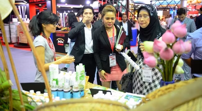 Стенд Вьетнама привлекает многочисленных посетителей. Фото: Минь Дык – Туан Ань