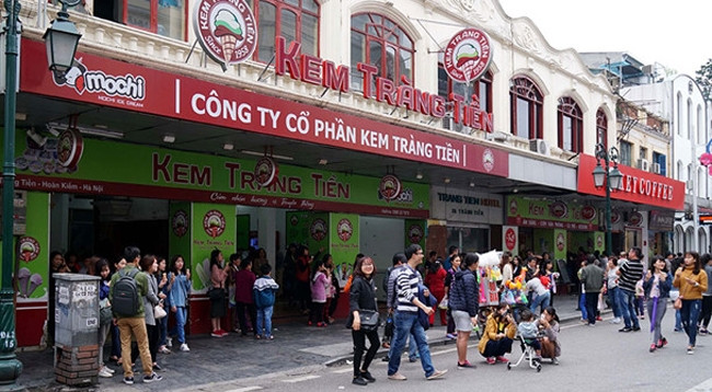 Магазин мороженого Чангтьен всегда привлекает много клиентов. Фото: thanhnien.vn