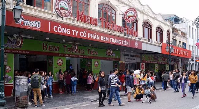 Магазин мороженого Чангтьен всегда привлекает много клиентов. Фото: thanhnien.vn