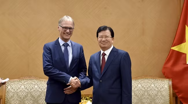 Вице-премьер Вьетнама Чинь Динь Зунг (справа) и Директор по международным проектам Немецкой строительной сберегательной кассы Швебиш Халль Майкл Дорнер. Фото: baochinhphu.vn