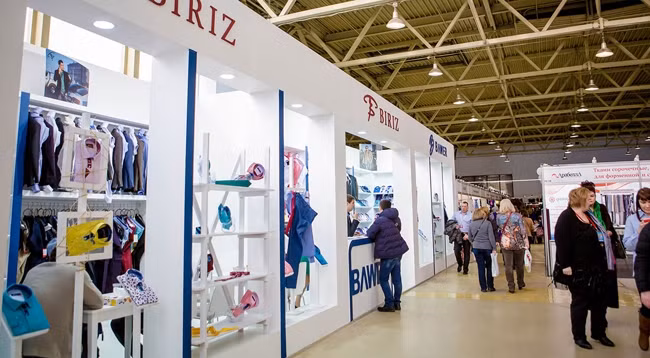 Стенды для одежды на ярмарке. Фото: textilexpo.ru