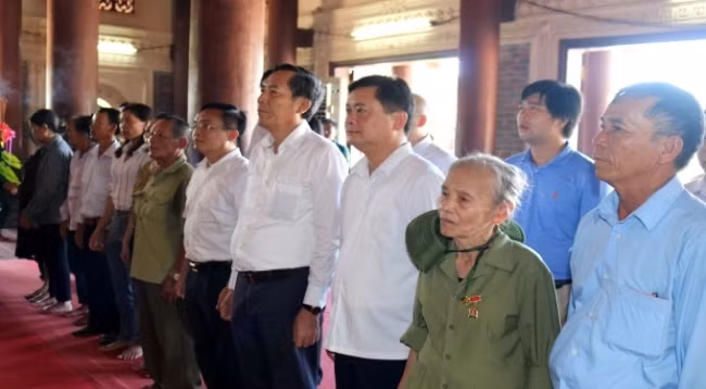 Товарищ Тхуан Хыу и члены рабочей группы возлагают цветы и зажигают благовония в память о молодых добровольцах, погибших в Чуонгбон. Фото: Тхань Тяу - Динь Фыонг