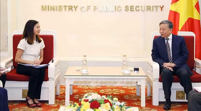 Министр общественной безопасности генерал армии То Лам и постоянный координатор ООН во Вьетнаме Полин Тамесис. Фото: VNA
