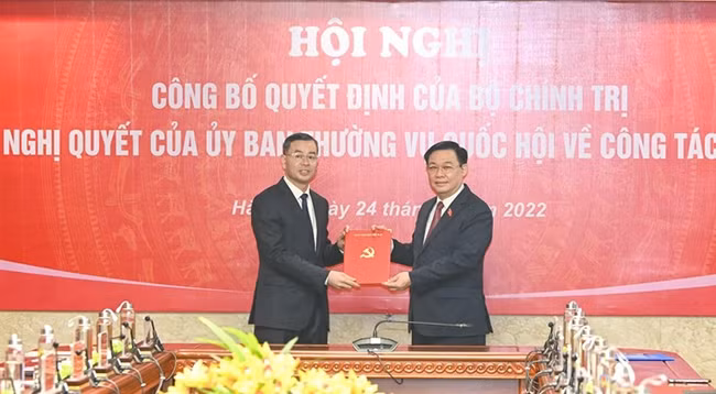 Председатель НС Выонг Динь Хюэ вручает решение товарищу Нго Ван Туану. Фото: Зюи Линь