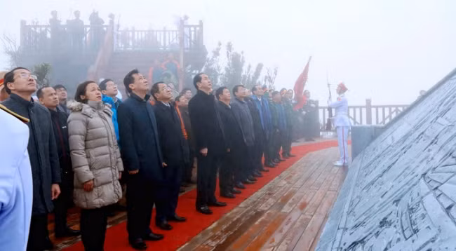 Президент Вьетнама Чан Дай Куанг принял участие в церемонии поднятия флага Вьетнама. Фото: baochinhphu.vn