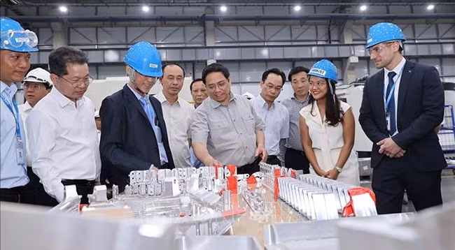Премьер-министр Фам Минь Тьинь посещает завод аэрокосмических компонентов UAC. Фото: VNA