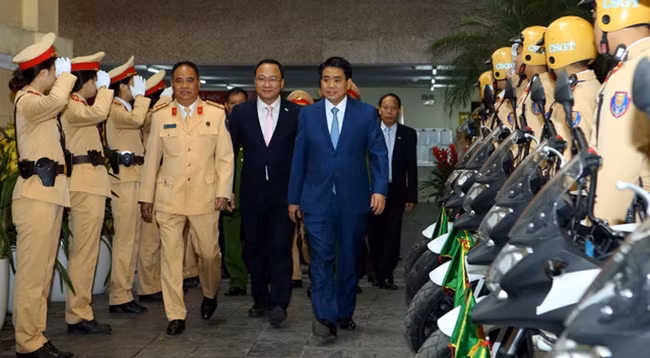 На церемонии присутствовал Председатель Народного комитета г. Ханоя Нгуен Дык Тюнг. Фото: dantri.com.vn