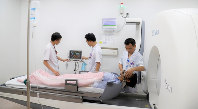 Пациент получает лечение аппаратом Gamma Knife Icon в больнице «K». Фото: baochinhphu.vn