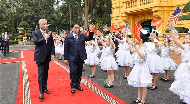 Премьер-министр Вьетнама Фам Минь Тьинь (справа) и Премьер-министр Малайзии Дато Шри Исмаил Сабри бин Яакоб. Фото: VNA 