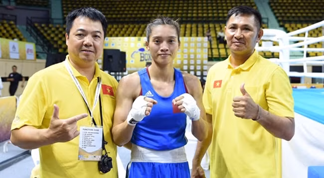 Боксерша Нгуен Тхи Там (в центре) выиграла путевку на Токийские Олимпийские игры.