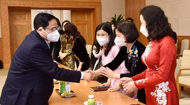 Премьер-министр Фам Минь Тьинь на встрече. Фото: Чан Хай