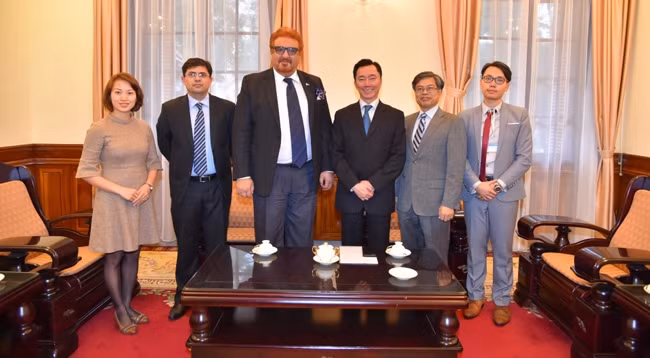 Помощник министра иностранных дел Вьетнама Фам Сянь Чау принял посла Пакистана Заигхама Уддина Азама 10 января 2017 г. в Ханое. Фото: baoquocte.vn