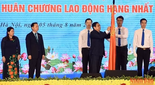 Премьер-министр Фам Минь Тьинь вручает Орден Труда первой степени Министерству природных ресурсов и охраны окружающей среды.