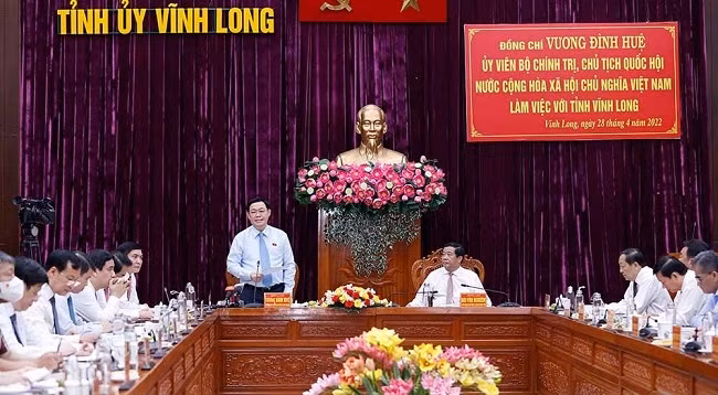 Председатель НС Вьетнама Выонг Динь Хюэ выступает на встрече. Фото: VNA