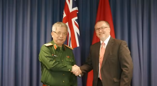 Заместитель министра обороны Вьетнама Нгуен Тьи Винь (слева) и Заместитель генерального секретаря Министерства обороны Австралии Марк Аблонг. Фото: vietnamplus.vn