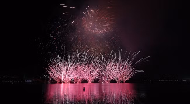 Фейерверк команды-хозяйки фейерверка – команды Дананга.