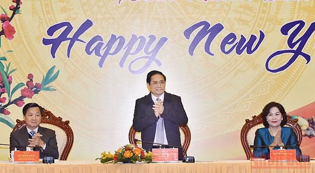 Премьер-министр выступает на встрече с руководителями Государственного банка Вьетнама. Фото: Чан Хай