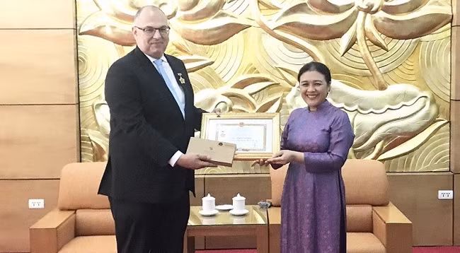 Посол Нгуен Фыонг Нга, Председатель СОДВ, и Посол Дании Ким Хейлунд Кристенсен. Фото: baoquocte.vn