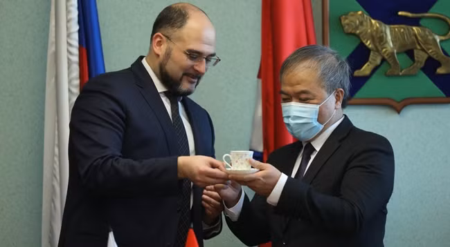 Генеральный консул Вьетнама по Владивостоке Нгуен Хоанг Вьет (справа) и Заместитель председателя Правительства Приморья Константин Шестаков. Фото: primorsky.ru