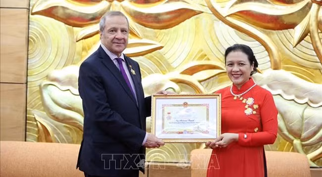 Председатель СОДВ, Посол Нгуен Фыонг Нга вручает памятную медаль Послу Алжира во Вьетнаме Мохамеду Берра. Фото: VNA