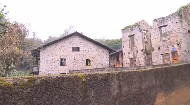 Селение Банвьет известно каменными домами на сваях.