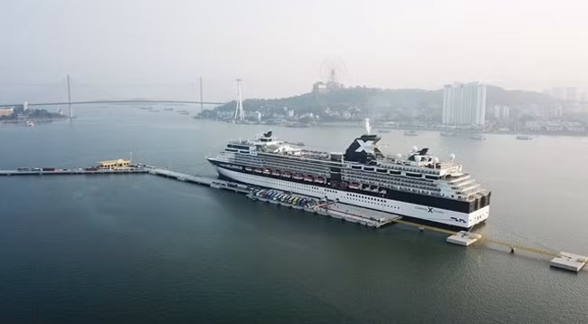 Корабль «Celebrity Millennium» в порту Хонгай.