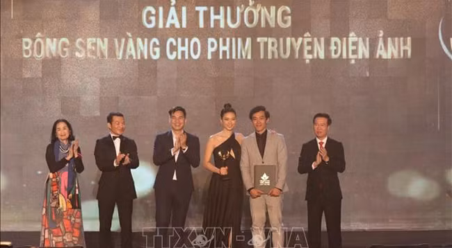 Заведующий Отделом ЦК КПВ по пропаганде и политическому воспитанию Во Ван Тхыонг вручает приз «Золотой лотос» в категории художественного фильма. Фото: VNA