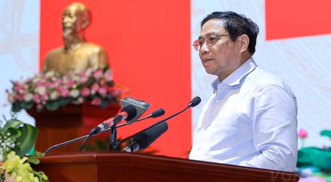 Премьер-министр Фам Минь Тьинь выступает с речью.