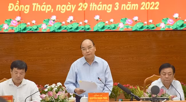 Президент Нгуен Суан Фук выступает на встрече. Фото: Хыу Нгиа