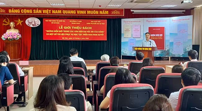 Презентация книги «Новые пункты в документах XIII съезда КПВ». Фото: hanoimoi.com.vn