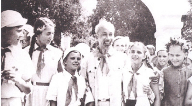 Президент Хо Ши Мин и советские дети в 1957 году. Фото: Государственный Архив Вьетнама