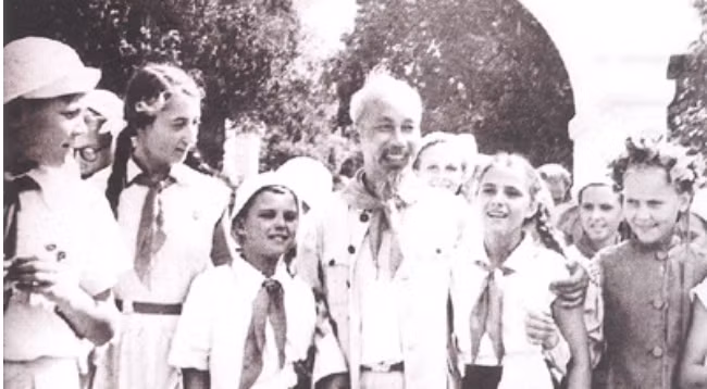 Президент Хо Ши Мин и советские дети в 1957 году. Фото: Государственный Архив Вьетнама