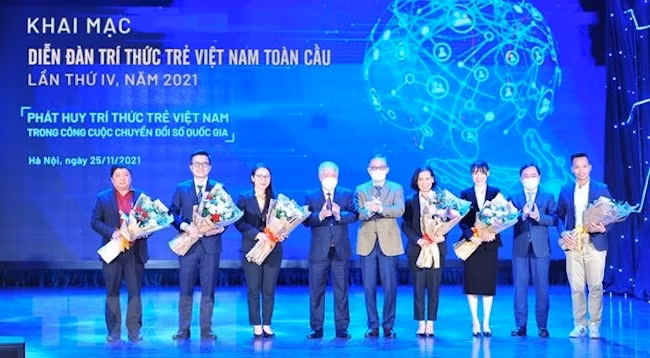 Руководители Партии, Государства и вьетнамские интеллигенты. Фото: VNA