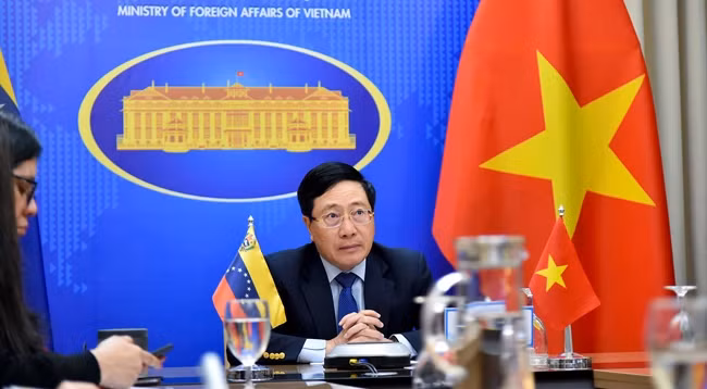 Вице-премьер, Министр иностранных дел Фам Бинь Минь на переговорах с Министром иностранных дел Венесуэлы. Фото: МИД Вьетнама