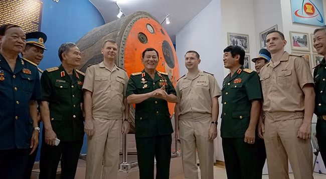 Генерал-лейтенант Фам Туан делится своими воспоминаниями о полете в космос в 1980 году. Фото: Динь Чыонг