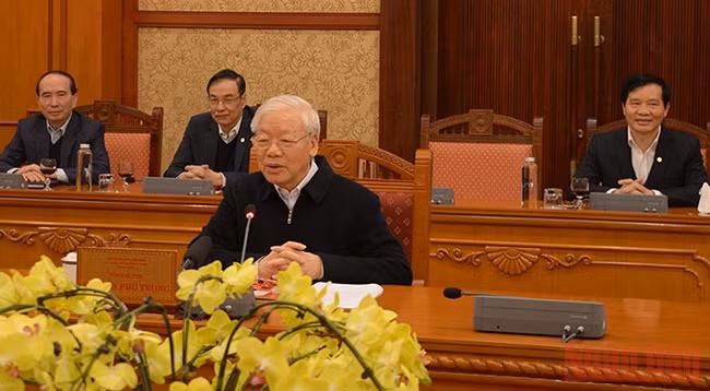 Генеральный секретарь ЦК КПВ Нгуен Фу Чонг выступает на заседании. Фото: Бак Ван