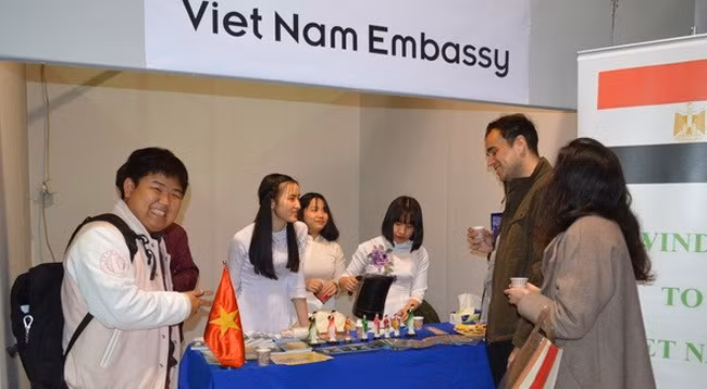 Стенд Посольства Вьетнама на фестивале привлекает внимание посетителей. Фото: vietnamplus.vn