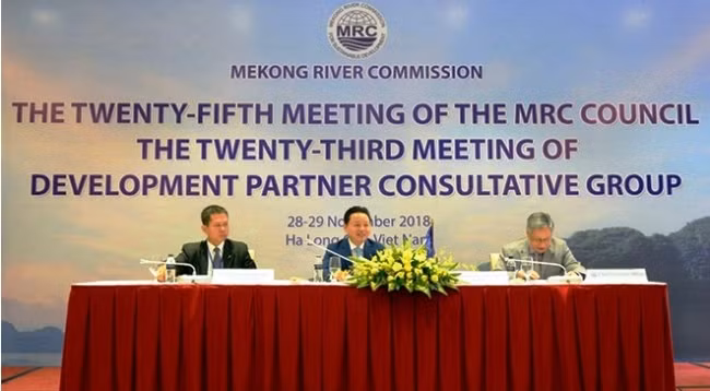 Председатель Совета MRC 2018 года, Председатель вьетнамской комиссии по реке Меконг, Министр природных ресурсов и окружающей среды Чан Хонг Ха (в центре) на заседании. Фото: VNA