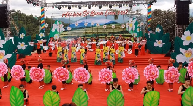 Художественный номер на церемонии открытия фестиваля.