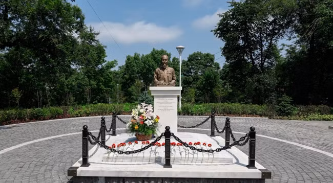 Памятник Хо Ши Мину расположен на торжественном месте в сквере на улице Борищенко. Фото: primamedia.ru