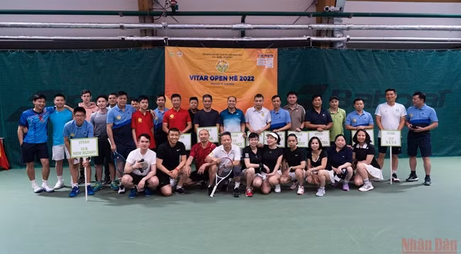 Участники турнира фотографируются на память. Фото: Тхань Тхэ