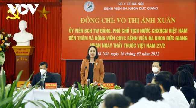 Вице-президент Во Тхи Ань Суан выступает на встрече с сотрудниками больницы Дыкжанг. Фото: vov.vn