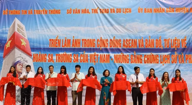 Церемония открытия выставки. Фото: Минь Туан