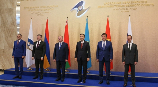 Совместное фотографирование глав делегаций - участников заседания Евразийского межправительственного совета. Фото: government.ru