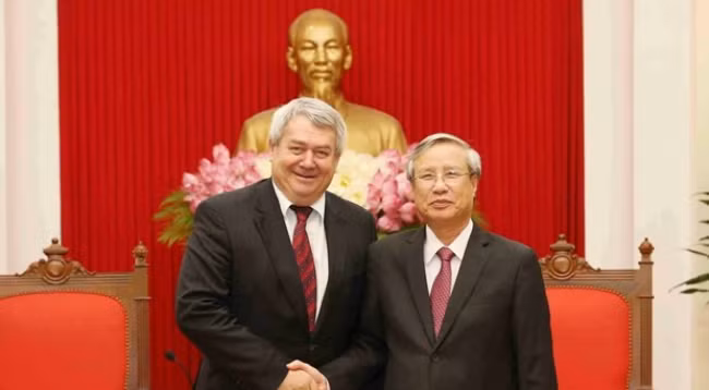 Товарищ Чан Куок Выонг (справа) и товарищ Войтех Филипп. Фото: VNA