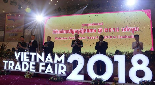 Делегаты нажмут кнопку в знак открытия ярмарки. Фото: Нгуен Хьеп – Шон Синь 